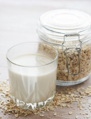 Vegan sütsüz alternatif süt. Yulaf gevreği sütü 