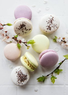 Fayans zemininde renkli Fransız kurabiyeleri