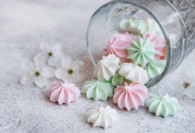 Fayans zemininde renkli Fransız kurabiyeleri