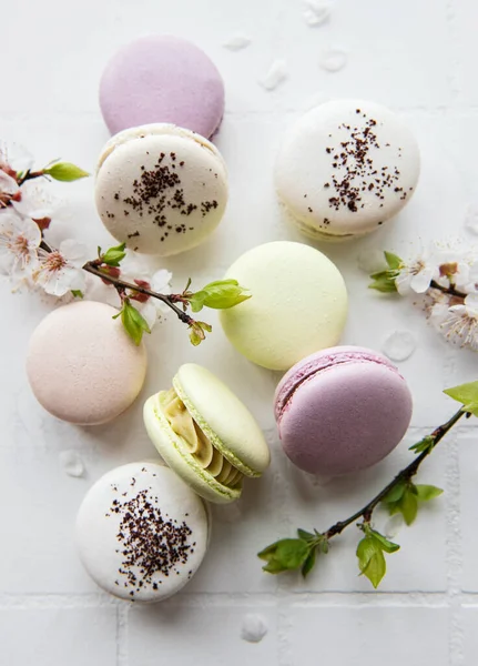 Macarons Français Colorés Sur Fond Tuiles — Photo