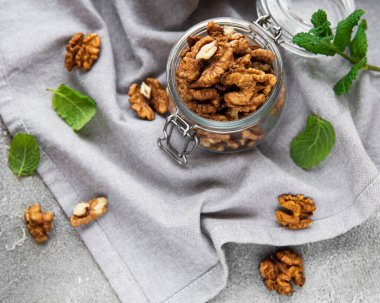 Gri tekstil arka planında kabuksuz ceviz