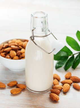 Masada badem sütü ve badem olan şişeler.