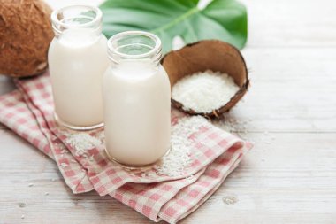 Taze hindistan cevizi sütü, vegan sütsüz sağlıklı içecek.