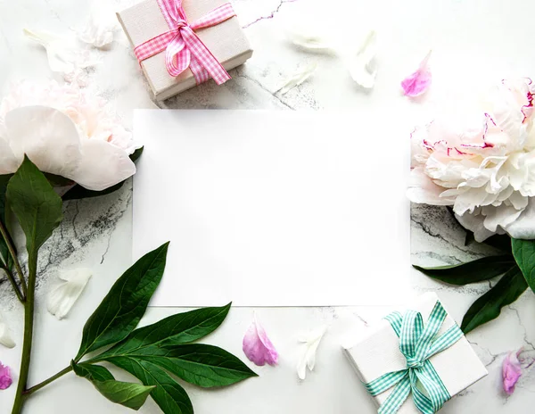 Pivoines Roses Avec Carte Vide Boîte Cadeau Sur Fond Blanc — Photo
