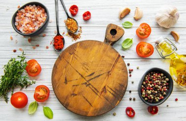 Ahşap mutfak aletleri, boş kesim tahtası ve baharatlar. Yemek pişirme şablonu. Kopyalama alanı olan üst görünüm. Düz yatıyordu
