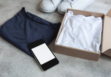 Açık bir karton kutuda giysiler. İnternetten alışveriş konsepti. Elbise teslimatı..