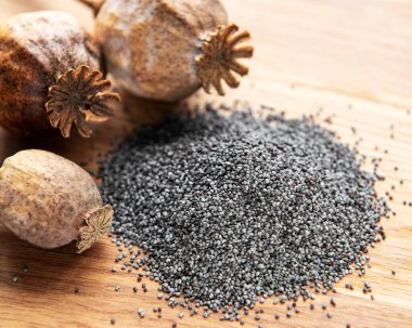 Ahşap masada haşhaş tohumu ve mankafa