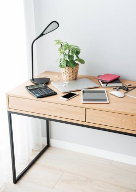 Bilgisayarı ahşap masada olan ofis işyeri.
