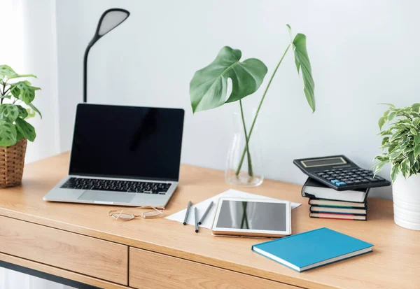 Lieu Travail Bureau Avec Ordinateur Portable Sur Table Bois — Photo