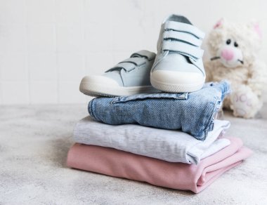 Çocuk kıyafetleri. Online alışveriş kavramı