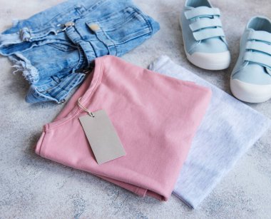 Çocuk kıyafetleri. Online alışveriş kavramı