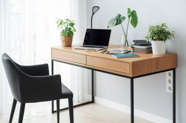 Bilgisayarı ahşap masada olan ofis işyeri.