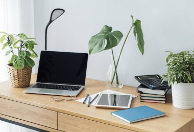 Bilgisayarı ahşap masada olan ofis işyeri.