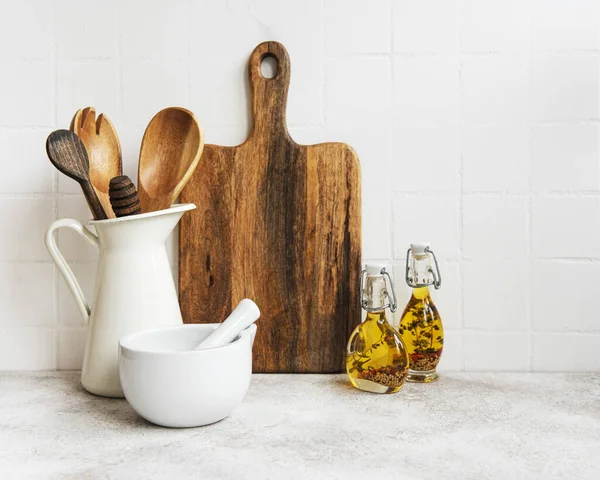Küchenutensilien Werkzeug Und Geschirr Auf Dem Hintergrund Weiße Fliesenwand Interieur — Stockfoto