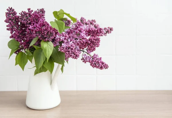 Bukett Med Syrenblommor Vas Ett Träbord — Stockfoto