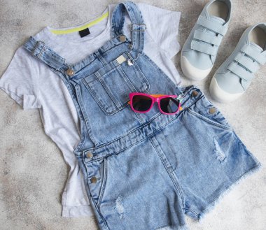 Çocuk kıyafetleri. Online alışveriş kavramı