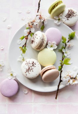 Fayans zemininde renkli Fransız kurabiyeleri