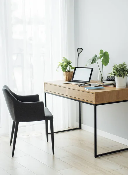 Oficina Trabajo Con Portátil Mesa Madera —  Fotos de Stock