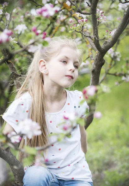 Mała Urocza Dziewczyna Siedzi Kwitnącym Drzewie Ogrodzie Jabłoni — Zdjęcie stockowe