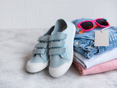 Açık bir karton kutuda çocuklar için kıyafetler. İnternetten alışveriş konsepti. Elbise teslimatı..