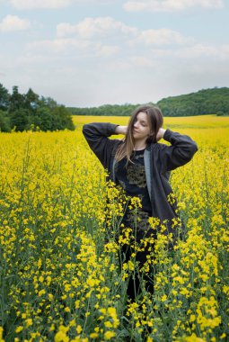 Sarı kolza tohumu tarlasında beyaz bir kız.