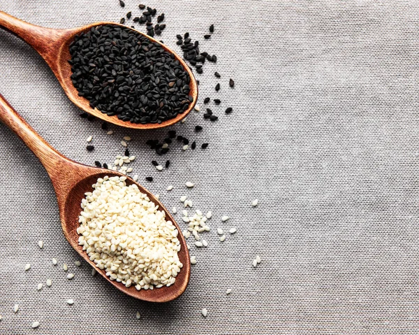 Conceito Comida Bebida Saudável Sementes Sésamo Preto Branco Uma Colher — Fotografia de Stock