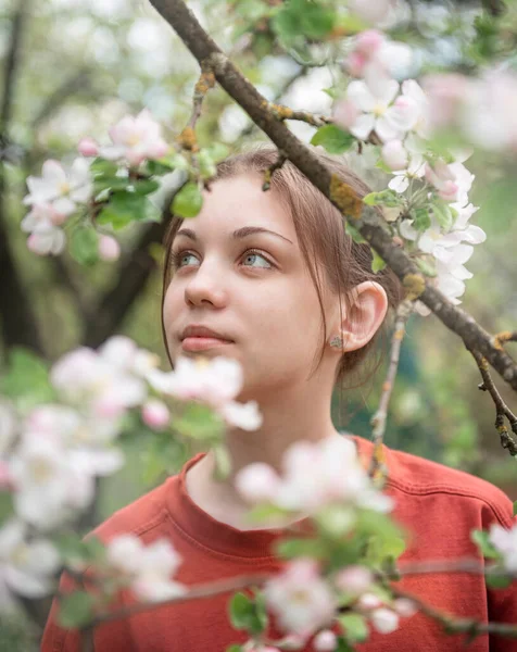 Młoda Dziewczyna Kwitnącym Ogrodzie Patrzy Kwitnące Drzewa — Zdjęcie stockowe