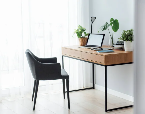 木製のテーブルの上にノートパソコンとオフィスの職場 — ストック写真