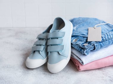 Açık bir karton kutuda çocuklar için kıyafetler. İnternetten alışveriş konsepti. Elbise teslimatı..