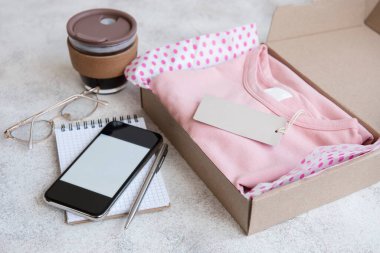 Açık bir karton kutuda çocuklar için kıyafetler. İnternetten alışveriş konsepti. Elbise teslimatı..