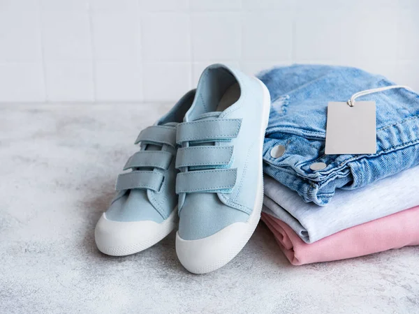 Açık bir karton kutuda çocuklar için kıyafetler. İnternetten alışveriş konsepti. Elbise teslimatı..