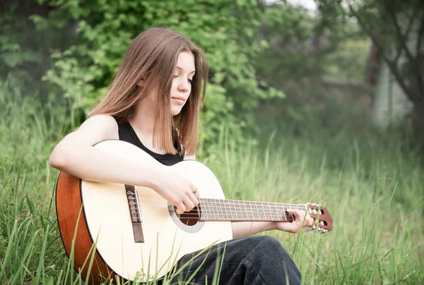 Девочка Подросток Играет Гитаре Парке — стоковое фото