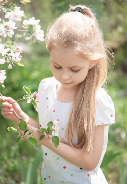 Mała Urocza Dziewczyna Wśród Kwitnącej Jabłoni Ogrodzie Jabłoni — Zdjęcie stockowe