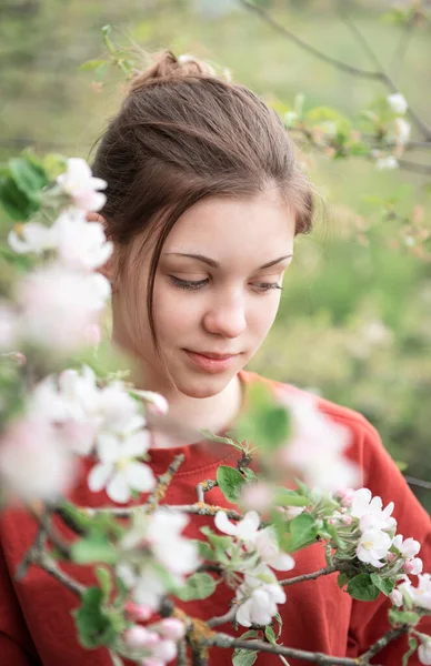 Une Jeune Fille Dans Jardin Fleuri Regarde Les Arbres Fleurs — Photo