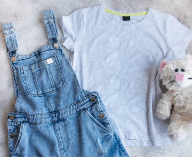 Çocuk kıyafetleri. Online alışveriş kavramı