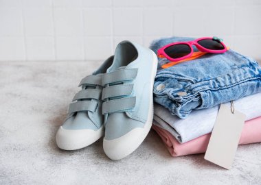 Açık bir karton kutuda çocuklar için kıyafetler. İnternetten alışveriş konsepti. Elbise teslimatı..