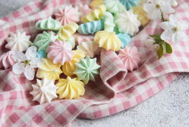 Yakın plan lezzetli kurabiyeler pastel renkler. Fransız hamur işleri, tatlı kıvrımlı şekerler.