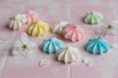 Pembe arka planda küçük renkli kremalar