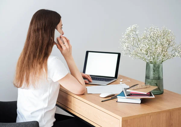 Ung Pige Arbejder Hjemmekontoret Ved Bordet - Stock-foto