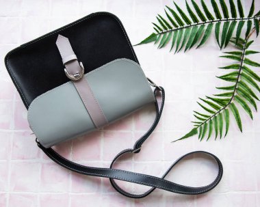 Pembe kaplamalı kadın çantası.