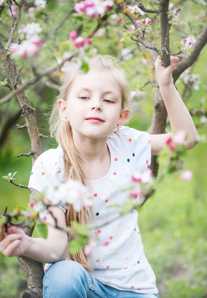 Mała Urocza Dziewczyna Siedzi Kwitnącym Drzewie Ogrodzie Jabłoni — Zdjęcie stockowe