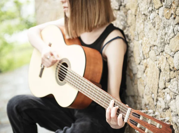 Adolescente Avec Une Guitare Contre Mur Brun — Photo