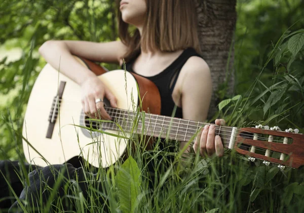 Adolescente Jouer Guitare Dans Parc — Photo