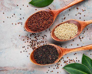 Beton zeminde kırmızı, siyah ve beyaz kinoa tohumları