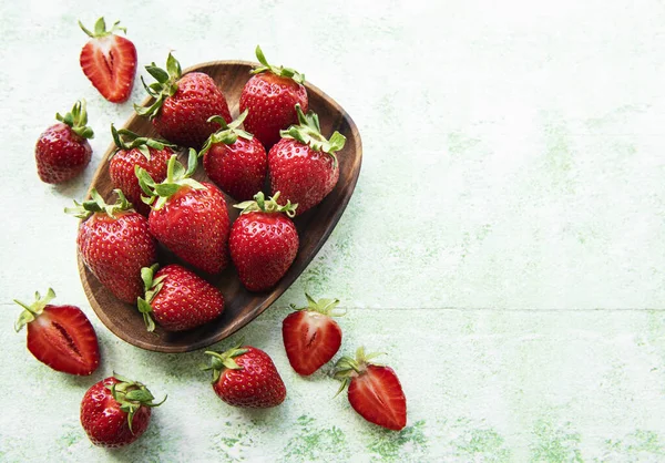 Fresh Ripe Delicious Strawberries Wooden Bowl Green Wooden Background — Stock Photo, Image