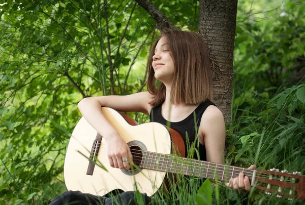 Adolescente Jouer Guitare Dans Parc — Photo