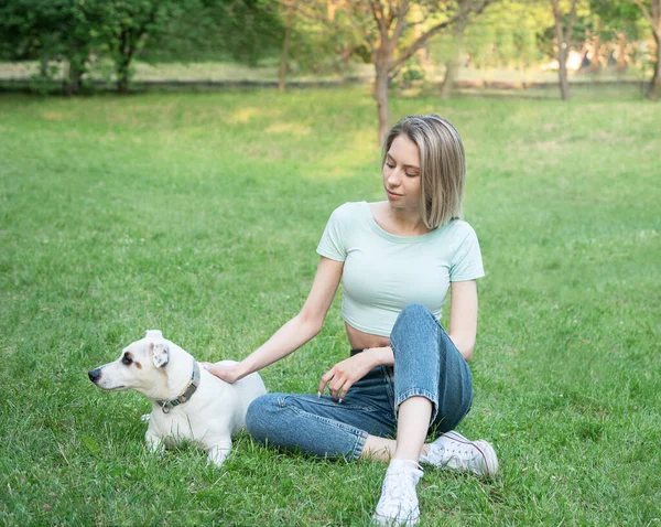 Frau Spielt Mit Einer Hunderasse Jack Russell Terrier — Stockfoto
