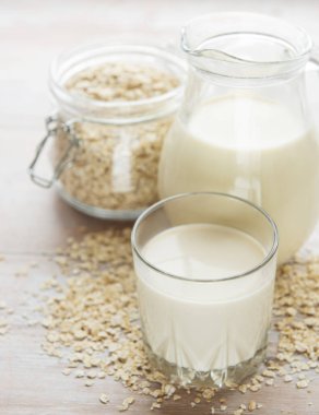 Vegan sütsüz alternatif süt. Yulaf gevreği sütü 