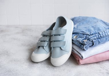 Açık bir karton kutuda çocuklar için kıyafetler. İnternetten alışveriş konsepti. Elbise teslimatı..