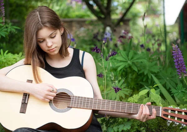 Дівчина Підліток Грає Гітарі Парку — стокове фото